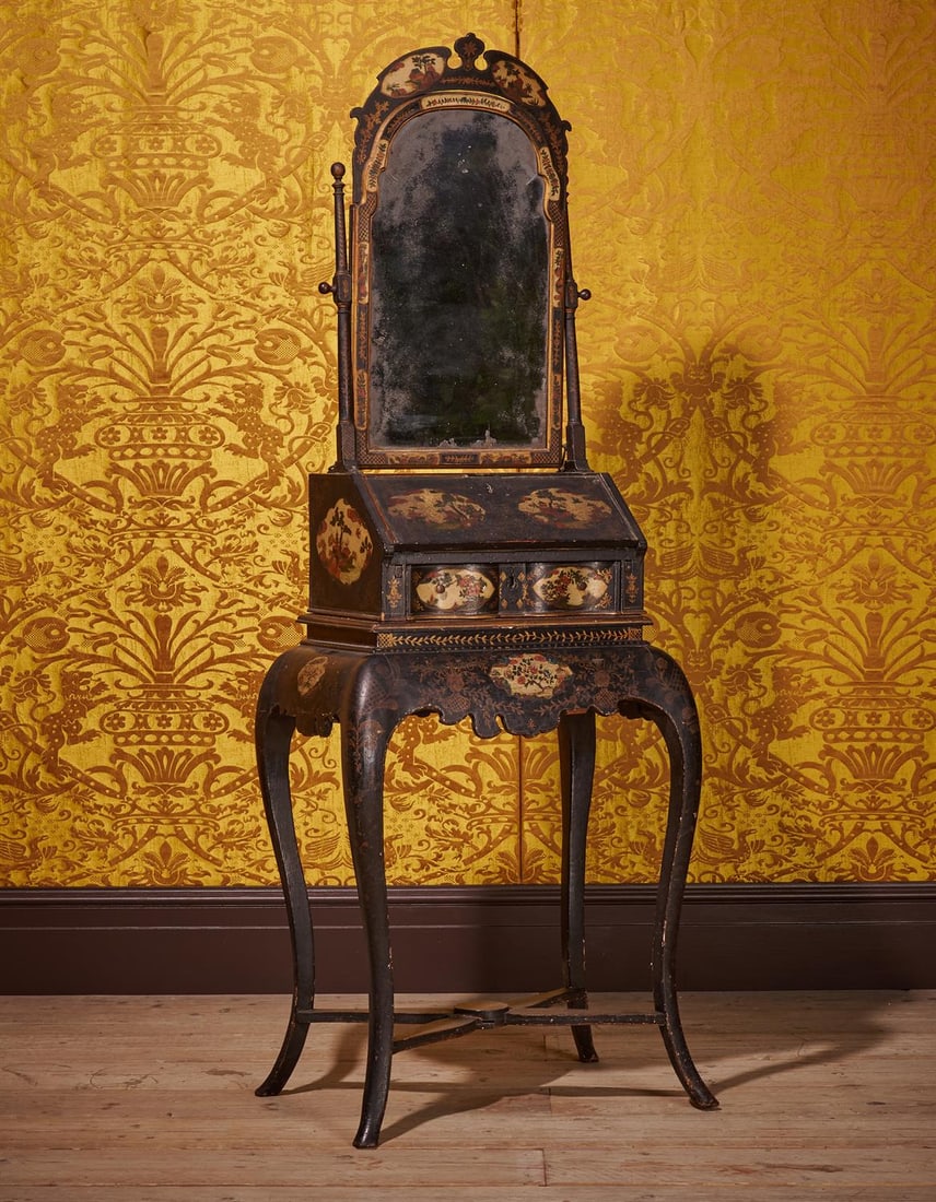 A QUEEN ANNE BLACK LACQUER AND JAPANNED DRESSING TABLE AND MIRROR, CIRCA 1710 (1 of 5)