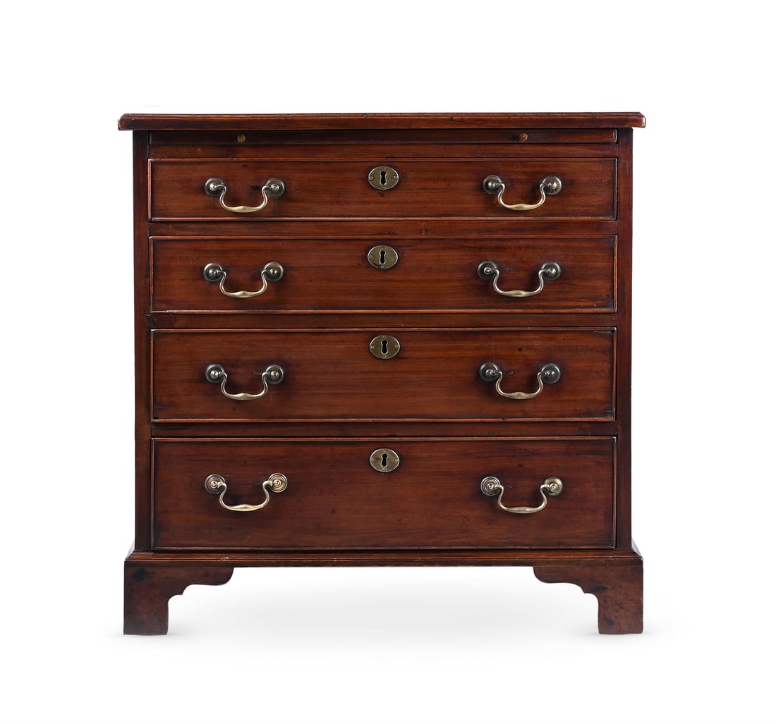 A GEORGE III MAHOGANY BACHELOR'S CHEST OF DRAWERS, CIRCA 1770 (1 of 5)