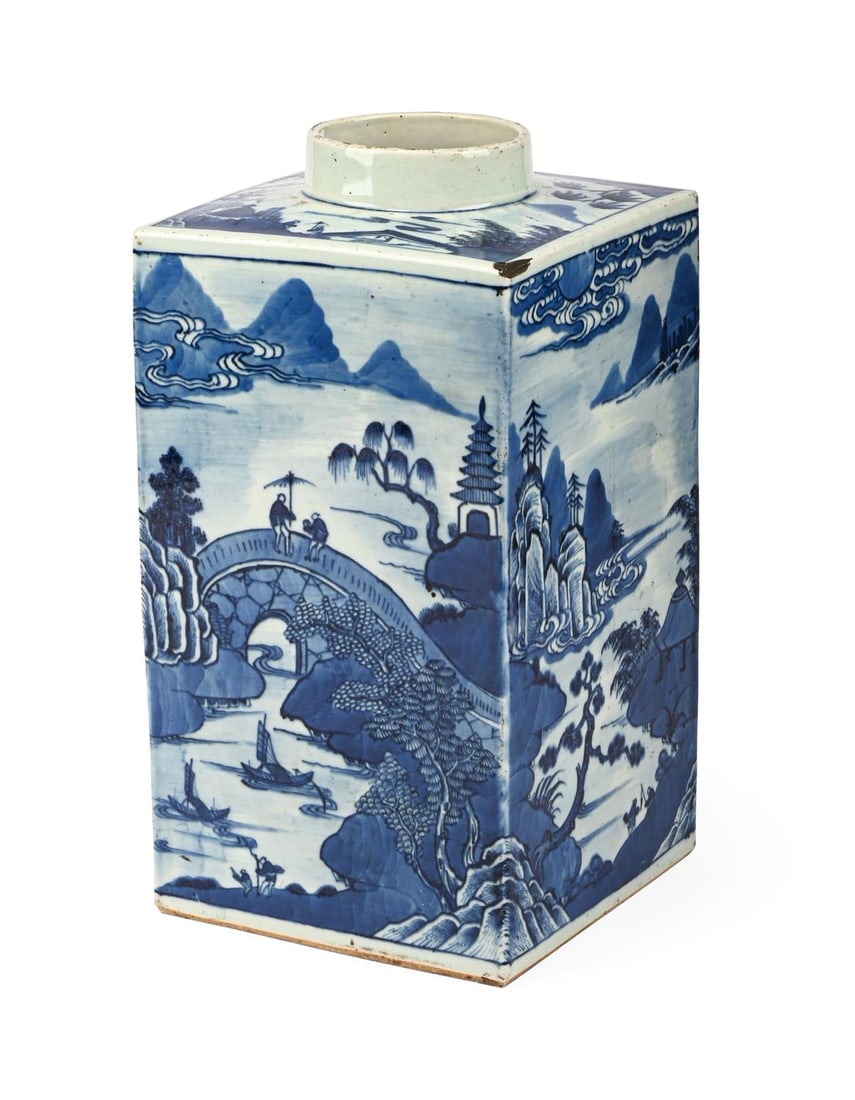 A LARGE CHINESE BLUE AND WHITE PORCELAIN TEA CANISTER, EARLY 19TH CENTURY: A LARGE CHINESE BLUE AND WHITE PORCELAIN TEA CANISTER EARLY 19TH CENTURY 37cm high, 19cm wide, 19cm deep