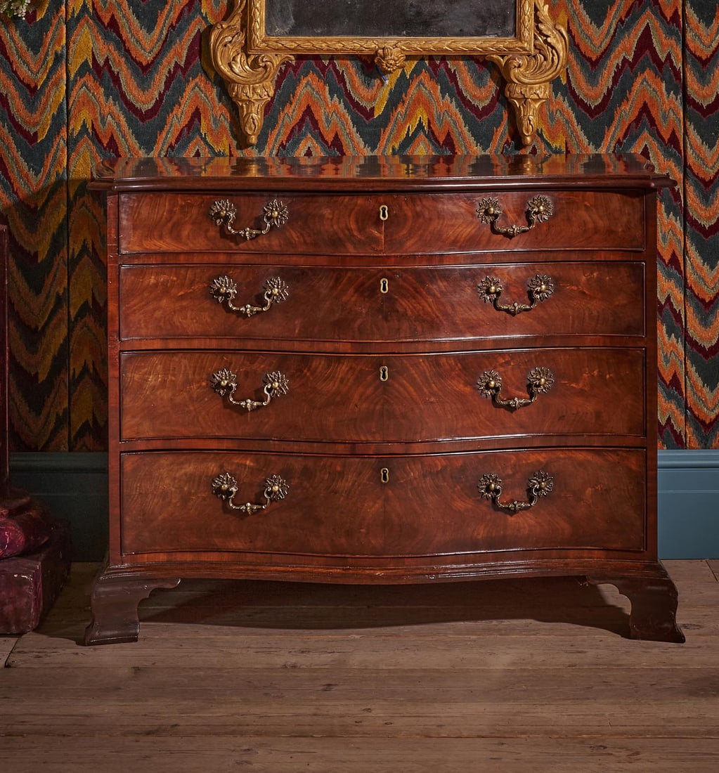 A FINE GEORGE III MAHOGANY SERPENTINE FRONTED COMMODE, CIRCA 1760 (1 of 6)