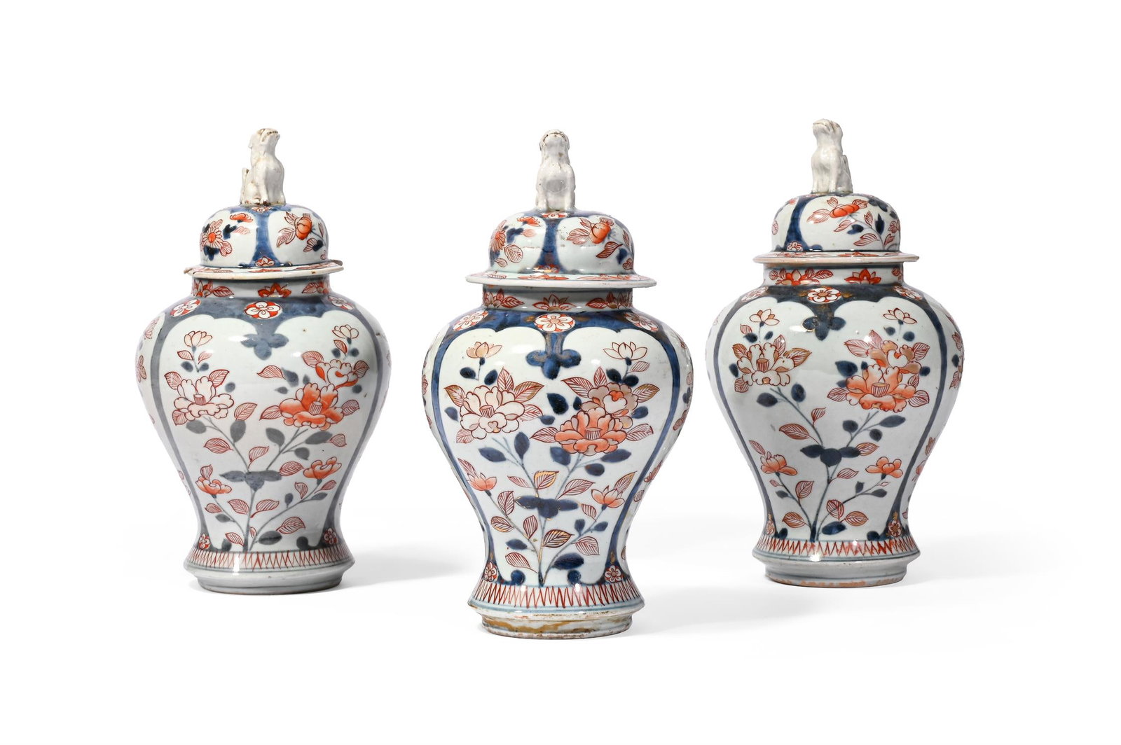 A GARNITURE OF THREE IMARI VASES AND COVERS, 19TH CENTURY (1 of 4)
