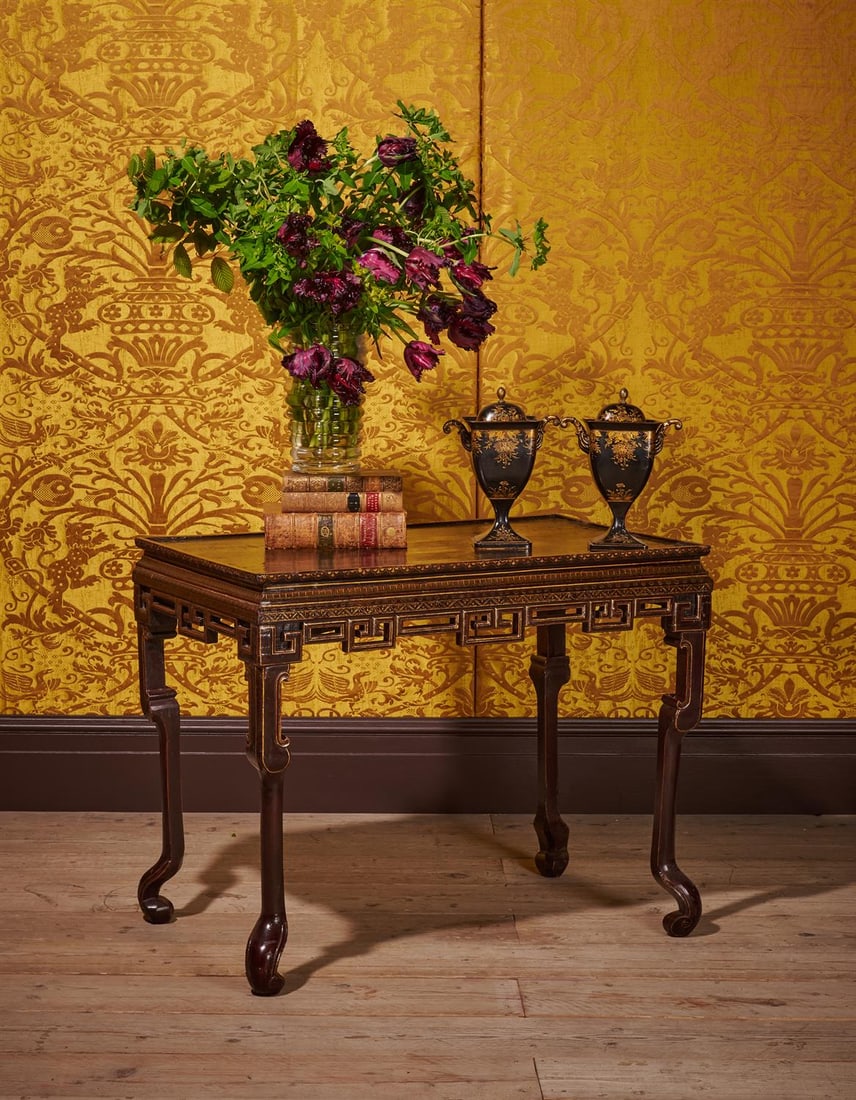 A CHINESE EXPORT BLACK LACQUER AND GILT CHINOISERIE DECORATED CENTRE OR SIDE TABLE (1 of 5)