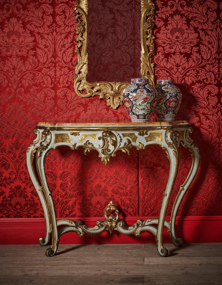 AN ITALIAN PAINTED AND PARCEL GILT CONSOLE OR SIDE TABLE, LATE 18TH OR EARLY 19TH CENTURY (1 of 4)