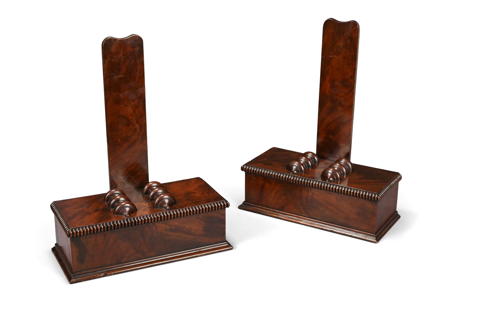 A PAIR OF REGENCY MAHOGANY PLATE OR CHARGER STANDS, ATTRIBUTED TO GILLOWS, CIRCA 1815 (1 of 2)