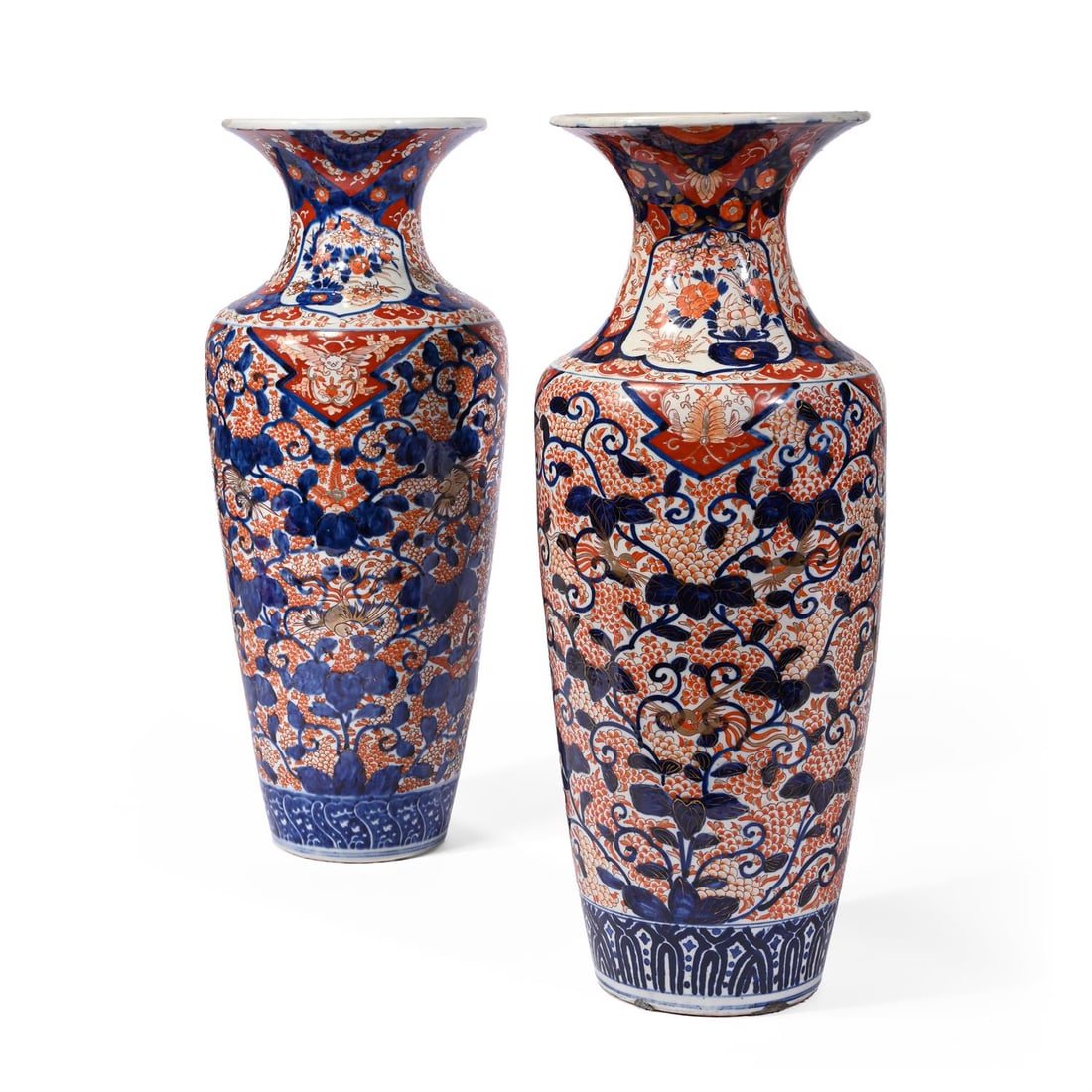 A LARGE PAIR OF JAPANESE IMARI VASES, 19TH CENTURY (1 of 5)