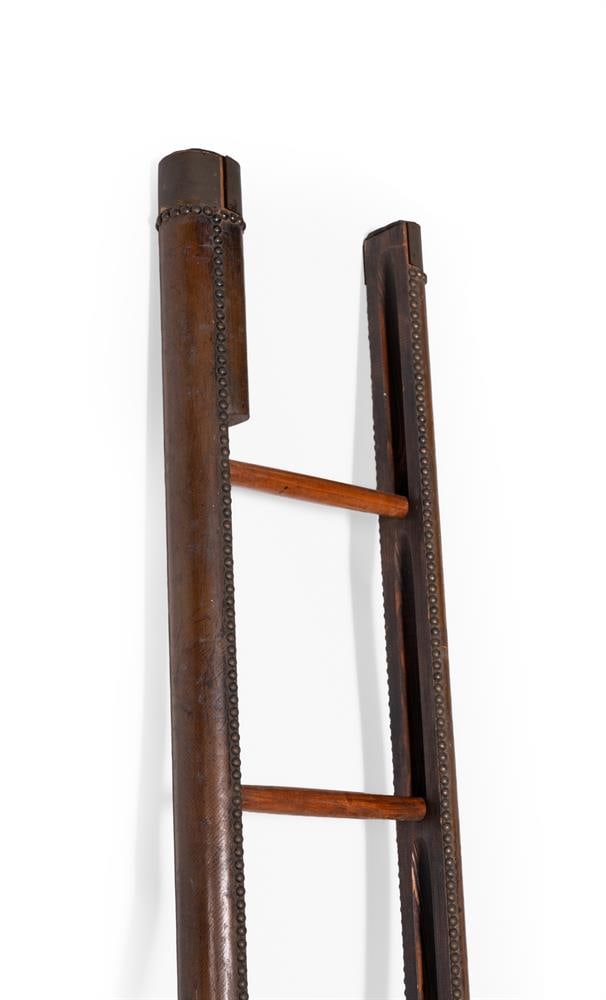 A LEATHER CLAD POLE LADDER, 20TH CENTURY - 2