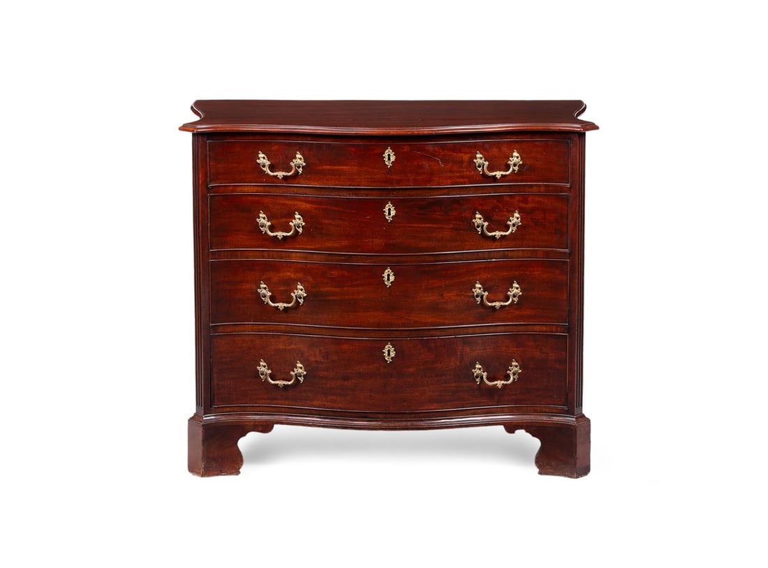 A GEORGE III MAHOGANY SERPENTINE FRONTED CHEST OF DRAWERS, CIRCA 1770 - 2