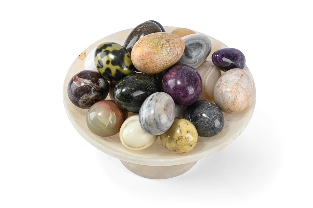 A COLLECTION OF TWENTY ONE CARVED HARDSTONE MODELS OF EGGS, SECOND HALF 20TH CENTURY - 3