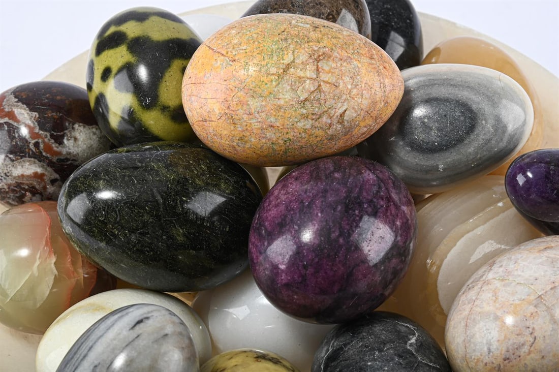 A COLLECTION OF TWENTY ONE CARVED HARDSTONE MODELS OF EGGS, SECOND HALF 20TH CENTURY - 4