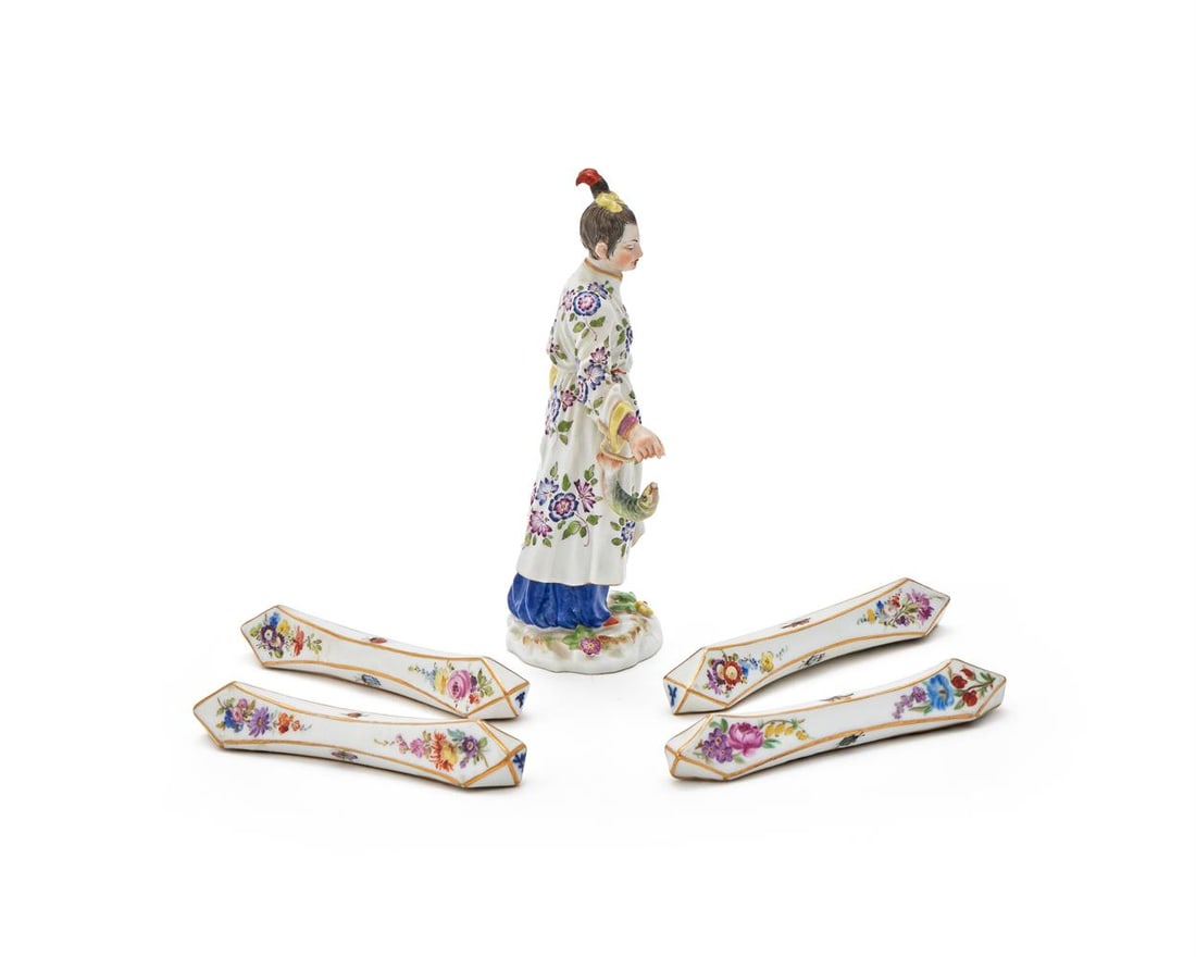 A MEISSEN PORCELAIN MODEL OF JAPANERIN MIT FISCH, 20TH CENTURY, TOGETHER WITH FOUR KNIFE RESTS - 2