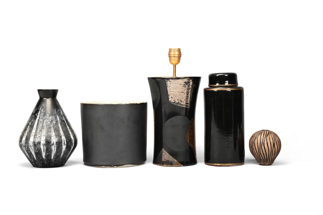 A SELECTION OF FIVE ASSORTED DECORATIVE CERAMICS, MODERN - 2