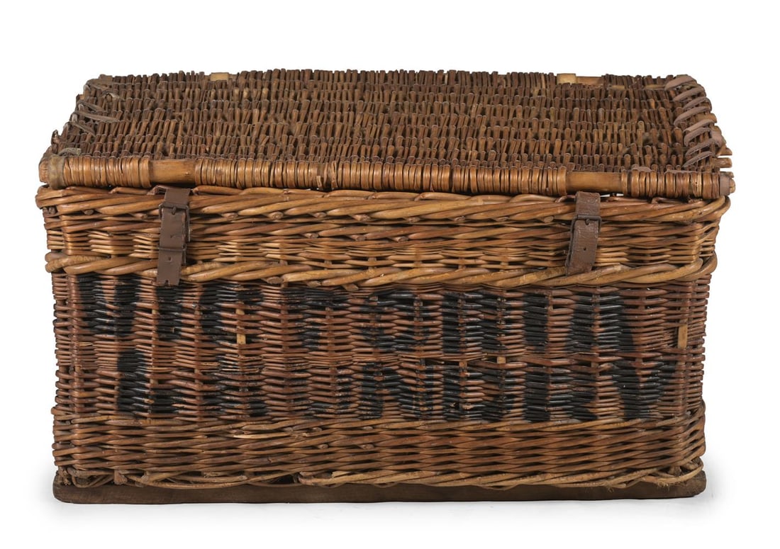 A LARGE WICKER AND LEATHER BOUND BASKET WITH LID, 20TH CENTURY - 2