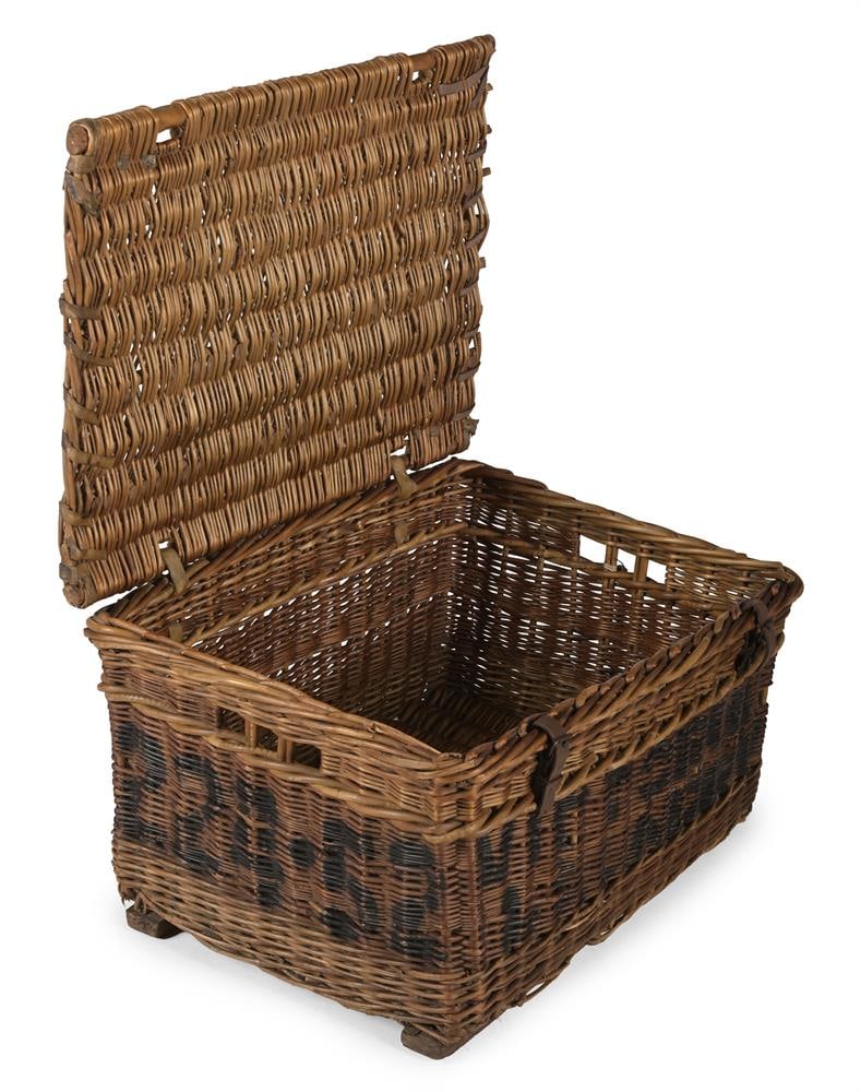 A LARGE WICKER AND LEATHER BOUND BASKET WITH LID, 20TH CENTURY - 3
