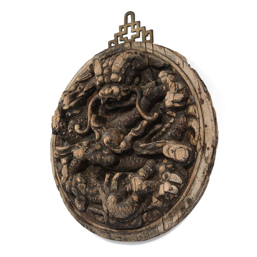 A CHINESE CARVED AND LACQUERED WOOD DRAGON HANGING PANEL, LATE 19TH CENTURY - 2