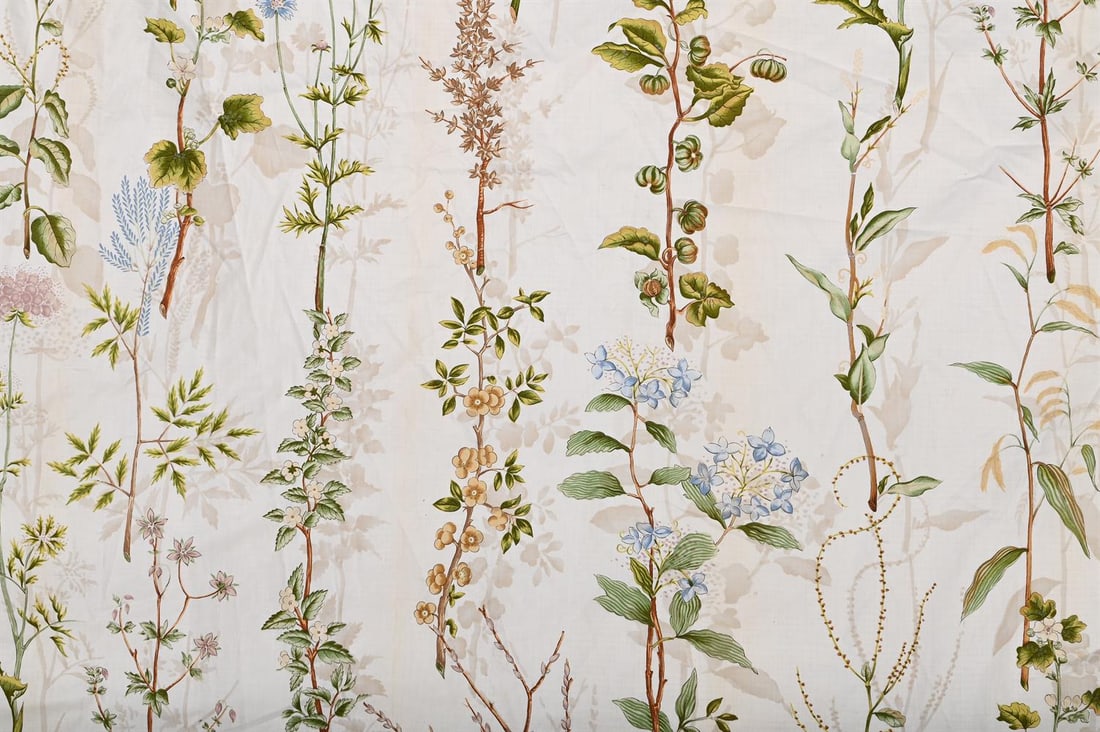 A PAIR OF FLORAL PATTERNED CURTAINS, IN THE MANNER OF SANDERSON - 2