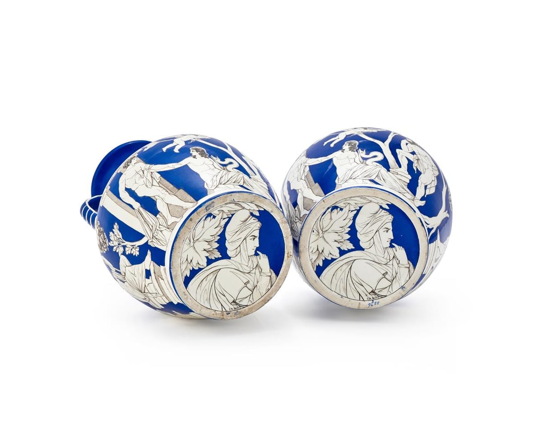 A PAIR OF SAMUEL ALCOCK & CO. PORCELAIN COPIES OF THE BARBERINI OR PORTLAND VASE, MID 19TH CENTURY - 3