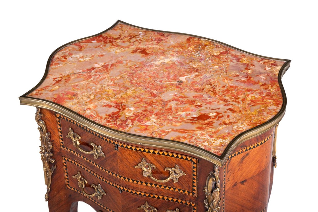 Y A KINGWOOD PARQUETRY, GILT METAL MOUNTED AND MARBLE TOPPED TABLE, LATE 19TH OR EARLY 20TH CENTURY - 3