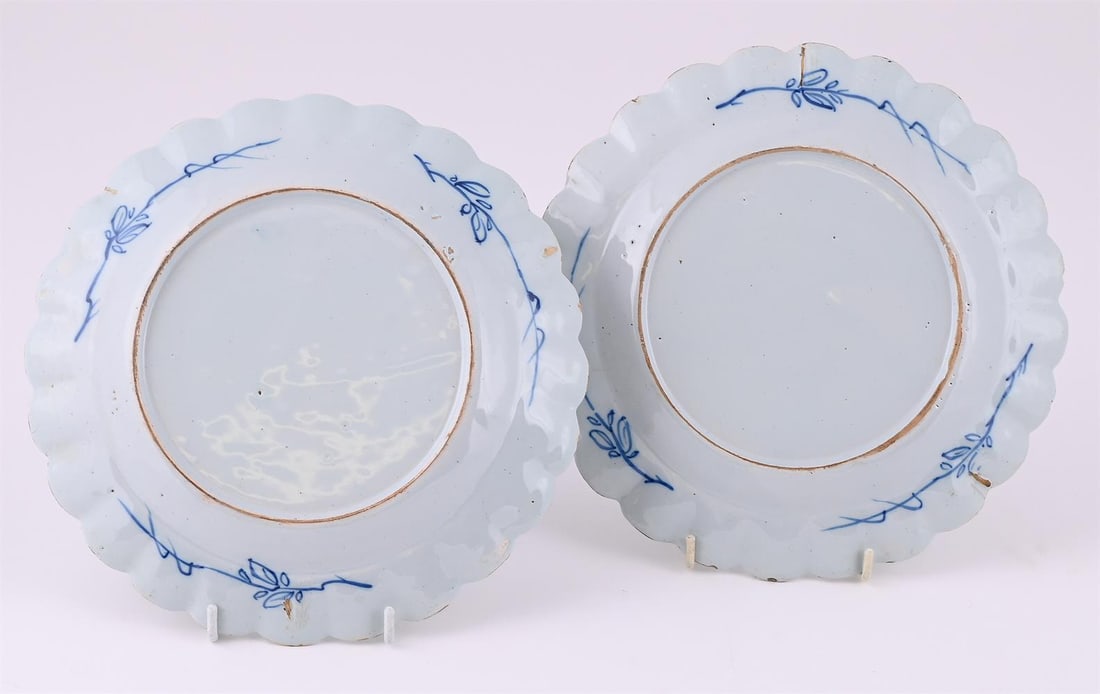 A PAIR OF ENGLISH DELFT POLYCHROME CHINOISERIE PLATES, THIRD QUARTER 18TH CENTURY - 2