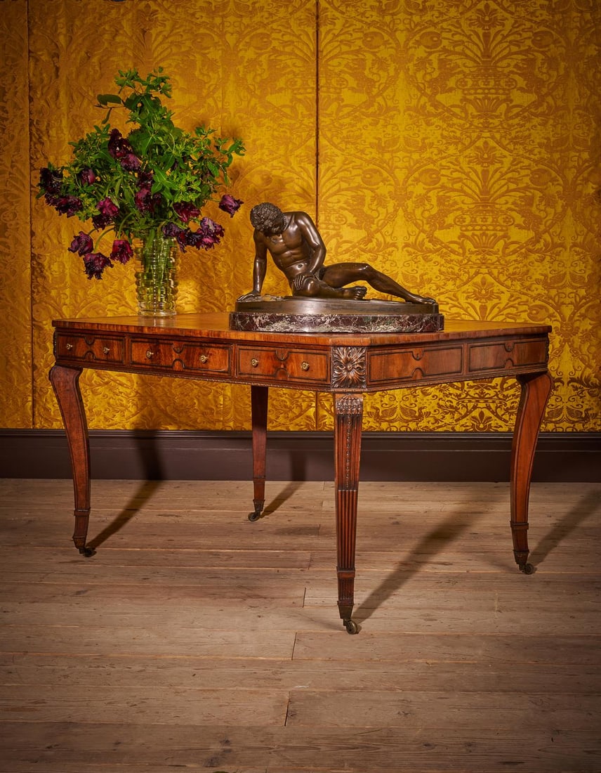 Y A GEORGE III CARVED MAHOGANY AND CROSSBANDED LIBRARY OR CENTRE TABLE, CIRCA 1805 (1 of 6)