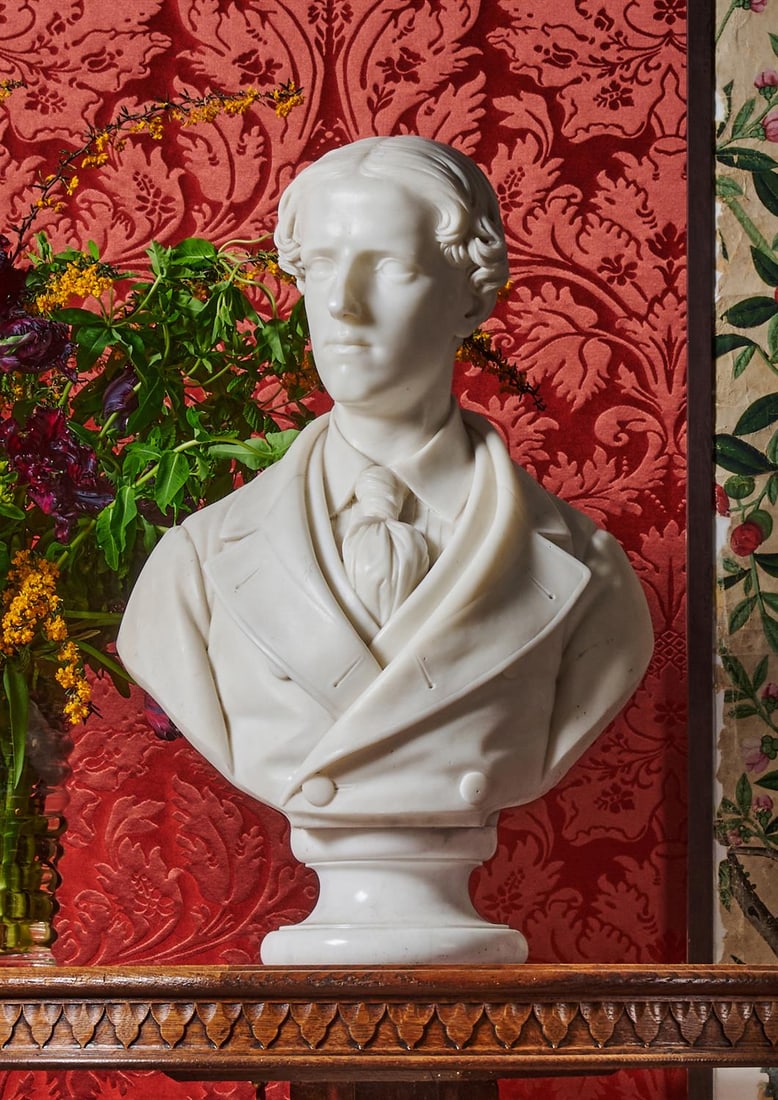 A CARRARA MARBLE PORTRAIT BUST OF A GENTLEMAN, LATE 19TH OR EARLY 20TH CENTURY (1 of 4)