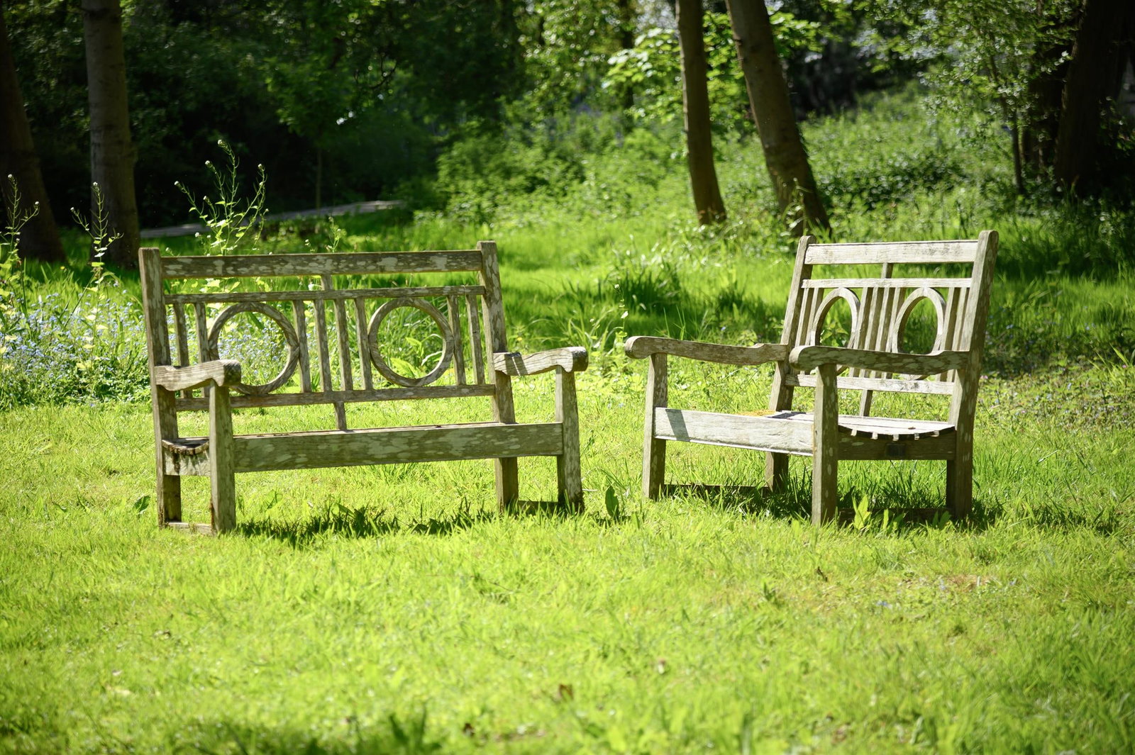 A PAIR OF JULIAN CHICHESTER HARDWOOD GARDEN BENCHES, CONTEMPORARY (1 of 4)