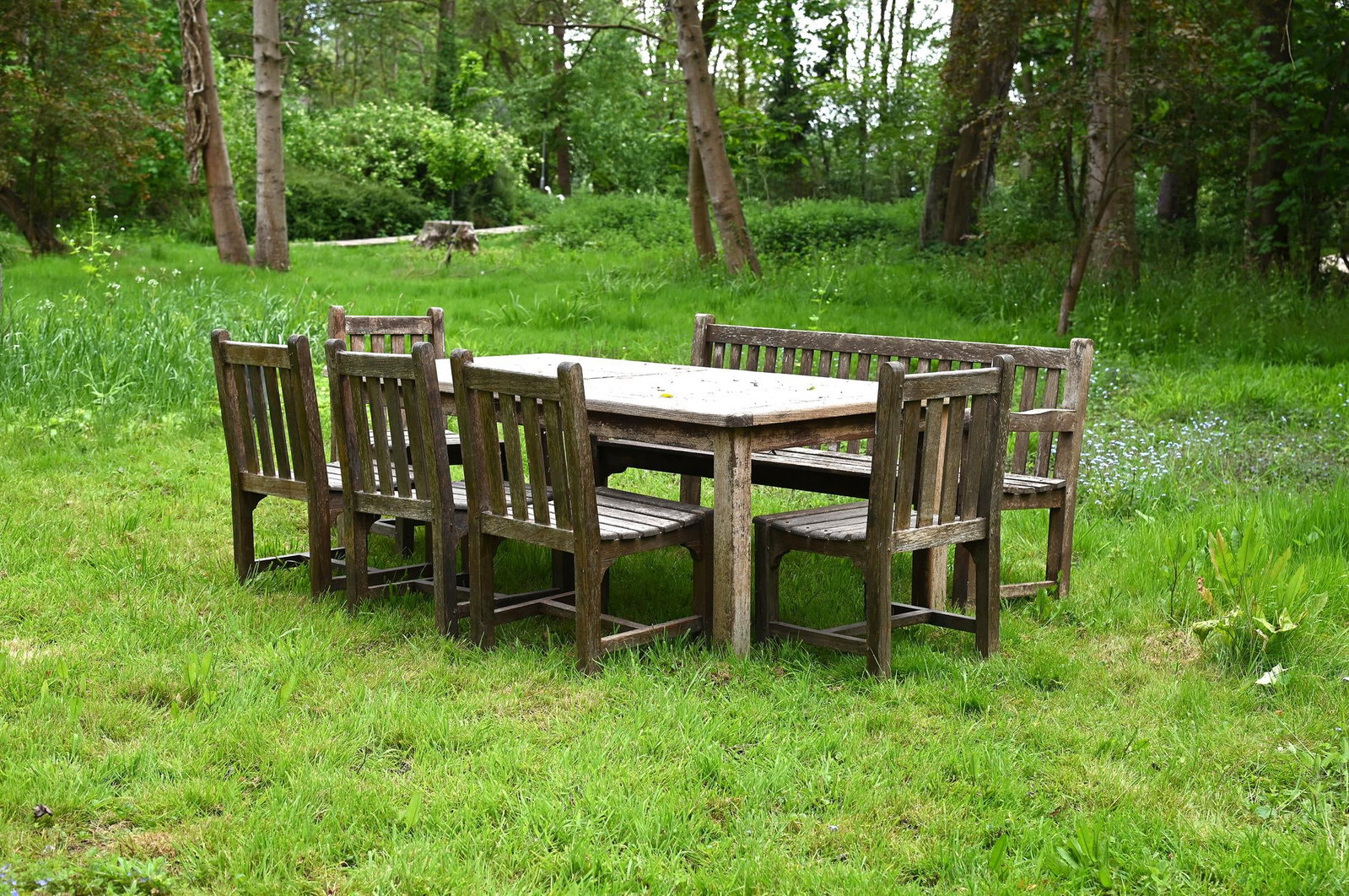 A TEAK GARDEN SUITE, LATE 20TH CENTURY (1 of 1)
