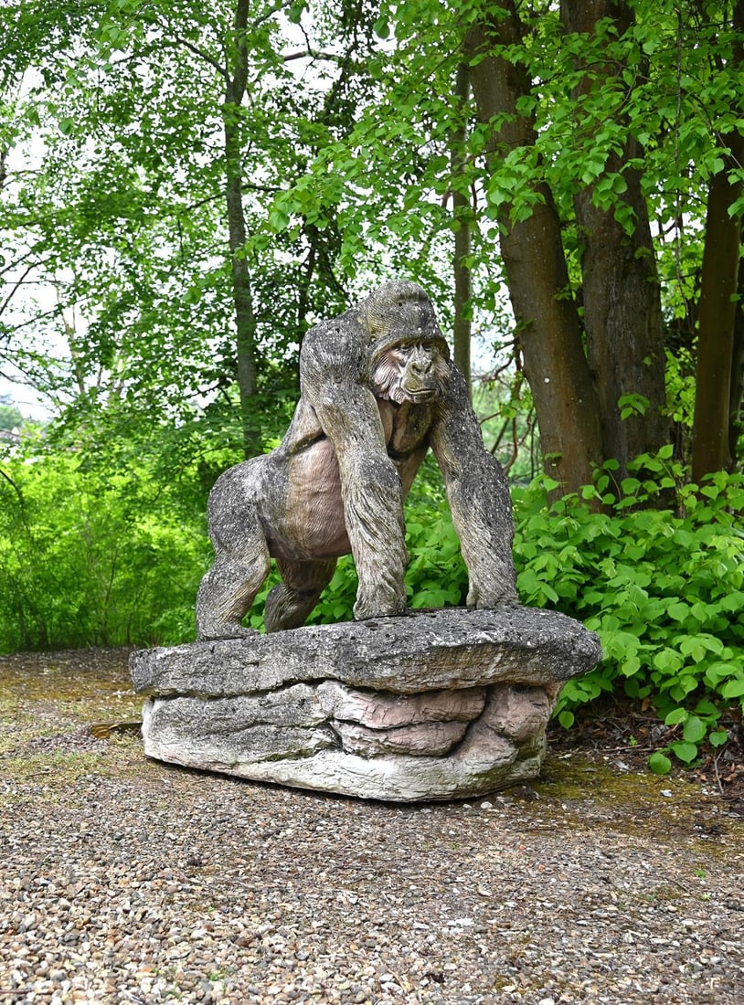 A LIFESIZE COMPOSITION STONE FIGURE OF A MALE GORILLA, LATE 20TH CENTURY (1 of 1)