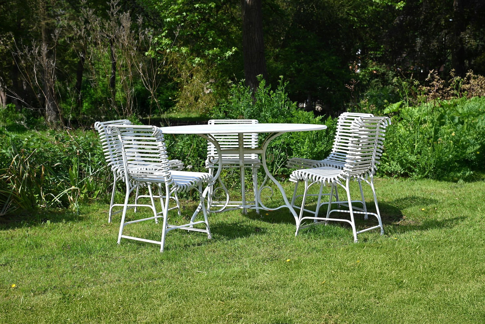 A HAND FORGED AND WHITE PAINTED GARDEN 'ARRAS' SUITE, OF RECENT MANUFACTURE (1 of 1)