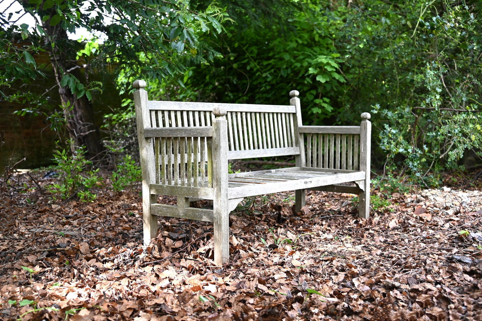 A HARDWOOD GARDEN BENCH, ATTRIBUTED TO HEALS, 20TH CENTURY (1 of 1)