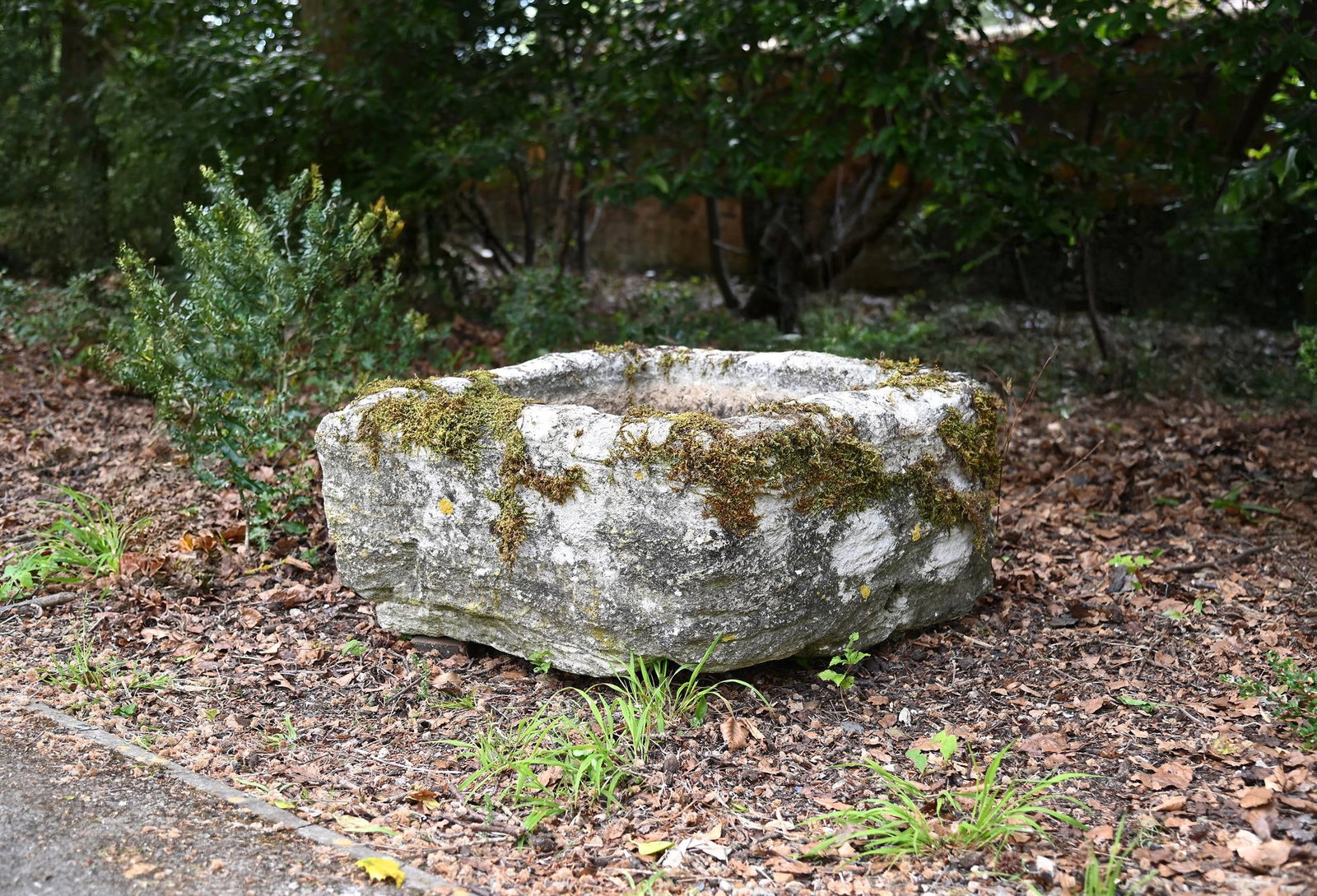 A LARGE GEORGE III COTSWOLD STONE TROUGH, LATE 18TH CENTURY (1 of 2)