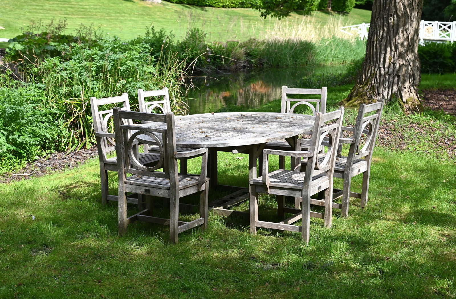 A JULIAN CHICHESTER HARDWOOD GARDEN SUITE, CONTEMPORARY (1 of 4)