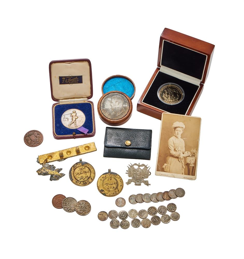 INDIA, VICTORIA, SILVER 2-ANNAS 1900 (10) (KM 488): INDIA VICTORIA, SILVER 2-ANNAS 1900 (10) (KM 488) These good extremely fine, Mewar, Rupees (2), Quarter-Rupees (14), a copper Indian coin; sundry items. Varied state, except as stated (lot)