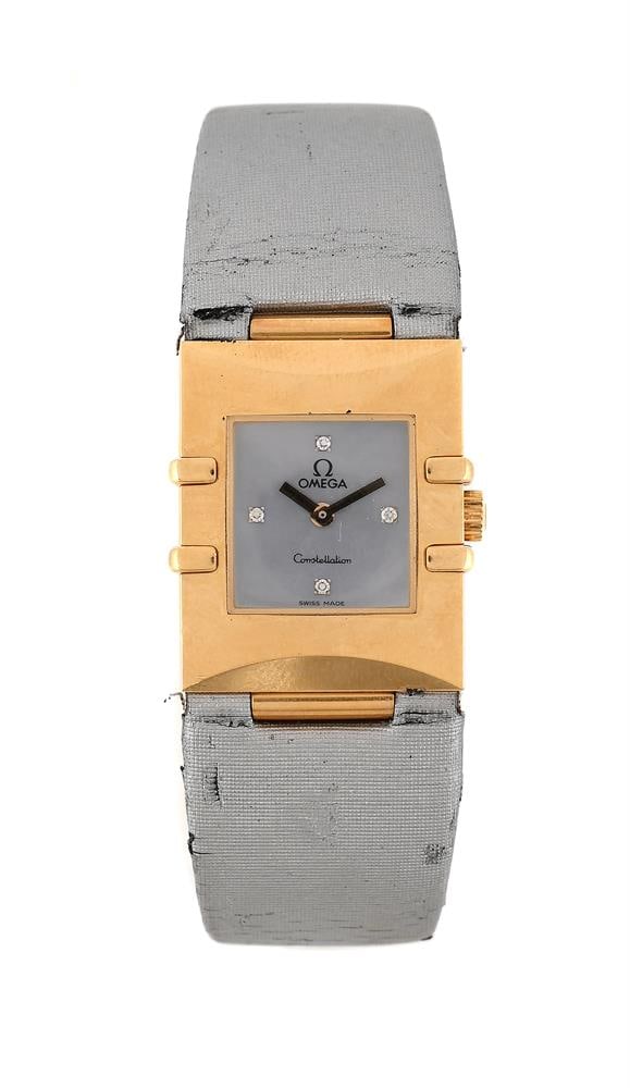 Y OMEGA, CONSTELLATION QUADRA, REF. 7951233, A LADY'S 18 CARAT GOLD WRISTWATCH: Y OMEGA, CONSTELLATION QUADRA, REF. 7951233 A LADY'S 18 CARAT GOLD WRISTWATCH, NO. 57371286 Movement: Cal. 1376, quartz, 5 jewels Case: 18 carat gold case, screwed down case back with four