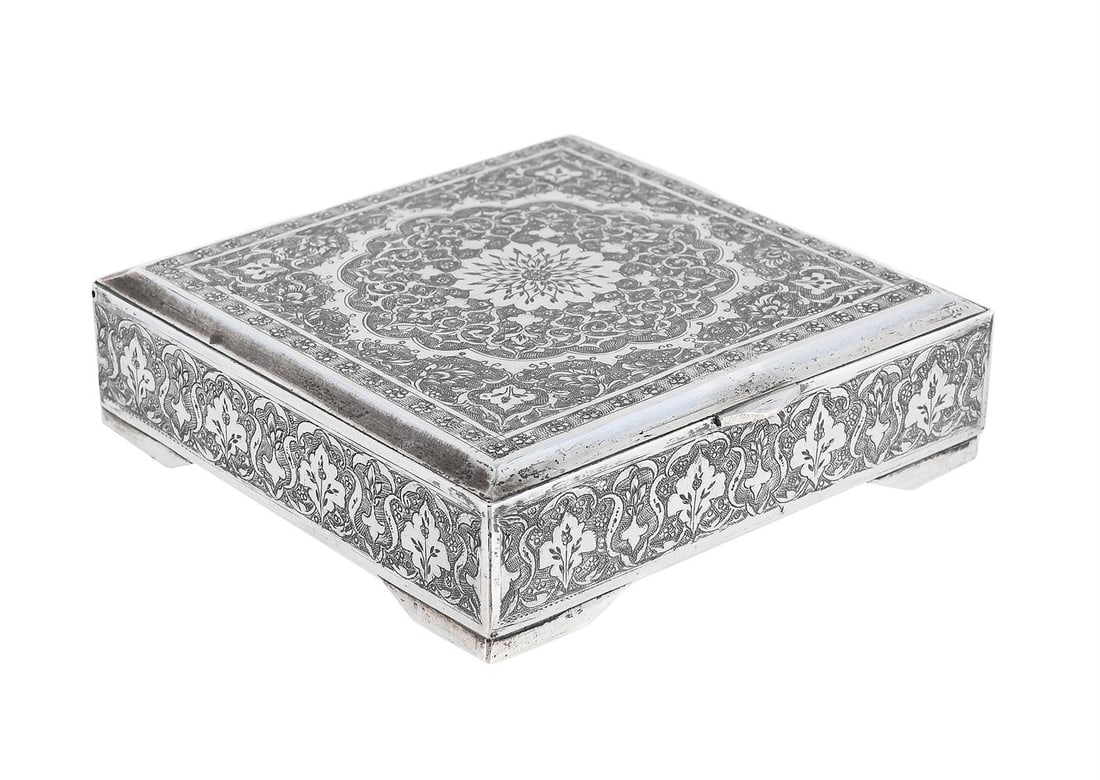 A SILVER COLOURED SQUARE CIGARETTE BOX (1 of 2)