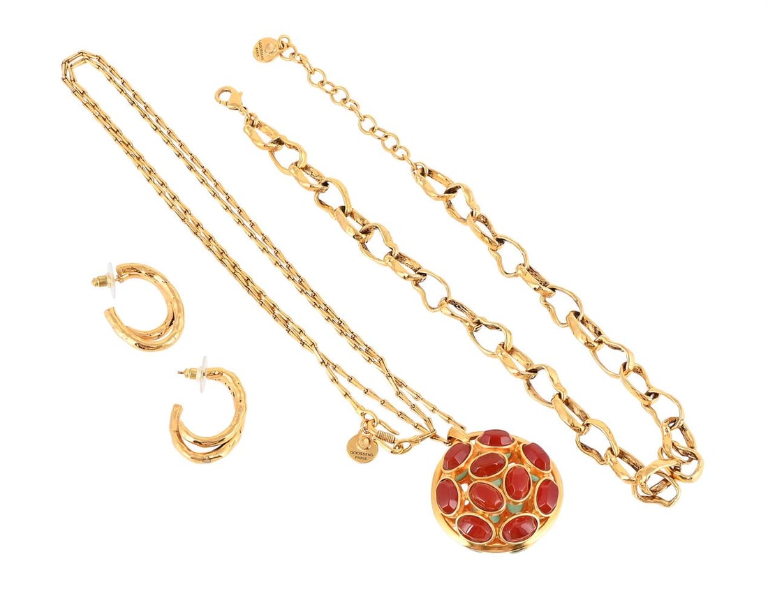 GOOSSENS, PARIS, THREE PIECES OF GOLD TONED METAL JEWELLERY: GOOSSENS, PARIS A CORNELIAN AND GREEN AGATE PENDANT Mounted in gold toned metal, signed Goossens Paris, suspended on a gold toned metal chain, signed Goossens Paris Pendant 3.8cm diameter, chain 78cm