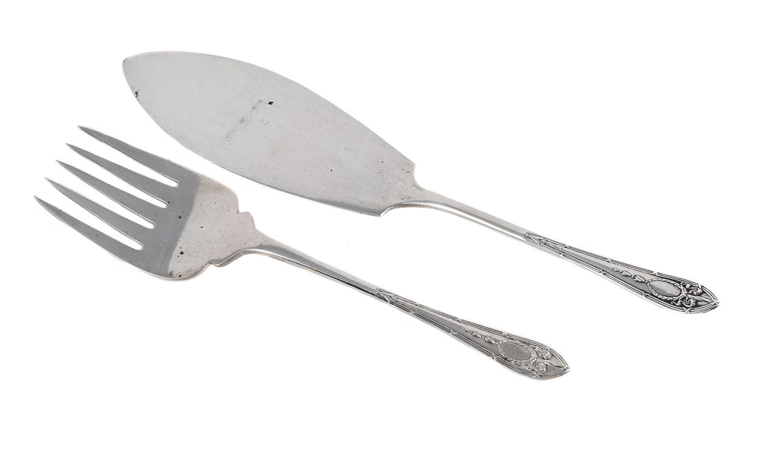 A PAIR OF VICTORIAN SILVER FISH SERVERS: A PAIR OF VICTORIAN SILVER FISH SERVERS