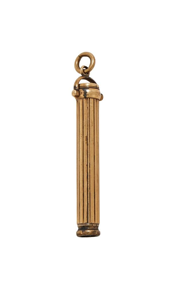 A GOLD COMBINATION PROPELLING PENCIL AND DIP PEN: A GOLD COMBINATION PROPELLING PENCIL AND DIP PEN S. MORDAN & CO., ARROW MARK With a reeded barrel and inset with a bloodstone seal matrix 6.5cm long 19g gross