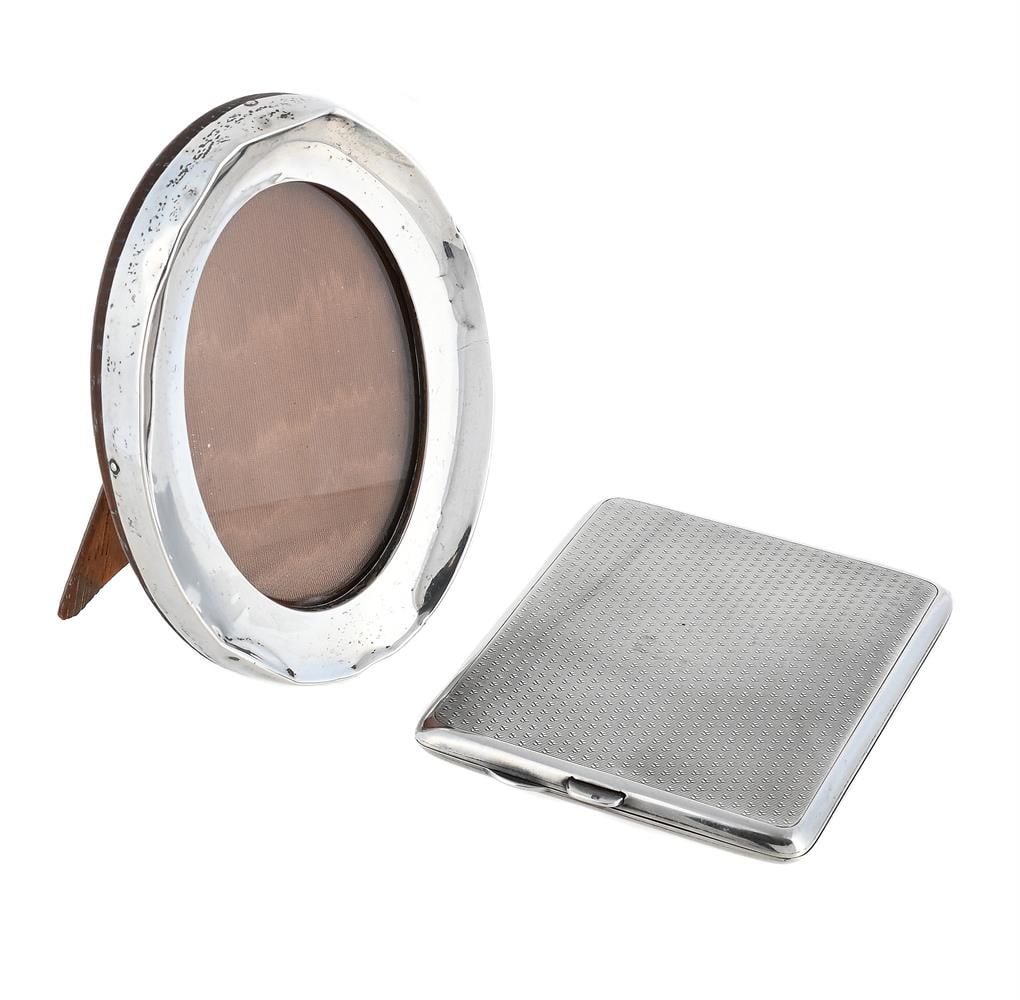 A SILVER RECTANGULAR CIGARETTE CASE (1 of 1)