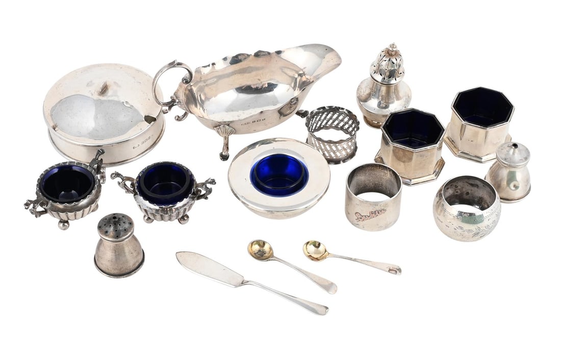 A COLLECTION OF SILVER ITEMS: AN EDWARDIAN SILVER SHAPED OVAL SAUCE BOAT