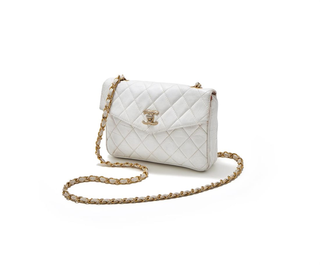 CHANEL, A WHITE QUILTED LEATHER HANDBAG: CHANEL A WHITE QUILTED LEATHER HANDBAG<