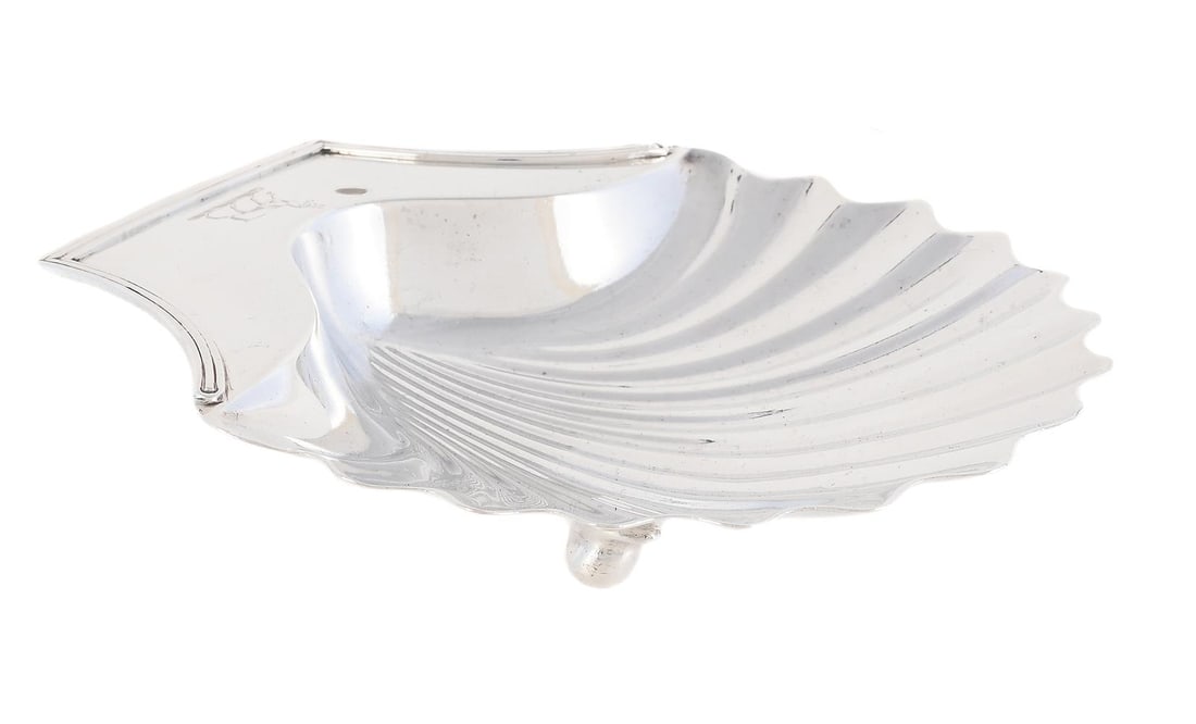 A GEORGE III SILVER SHELL SHAPED BUTTER DISH: A GEORGE III SILVER SHELL SHAPED BUTTER DISH