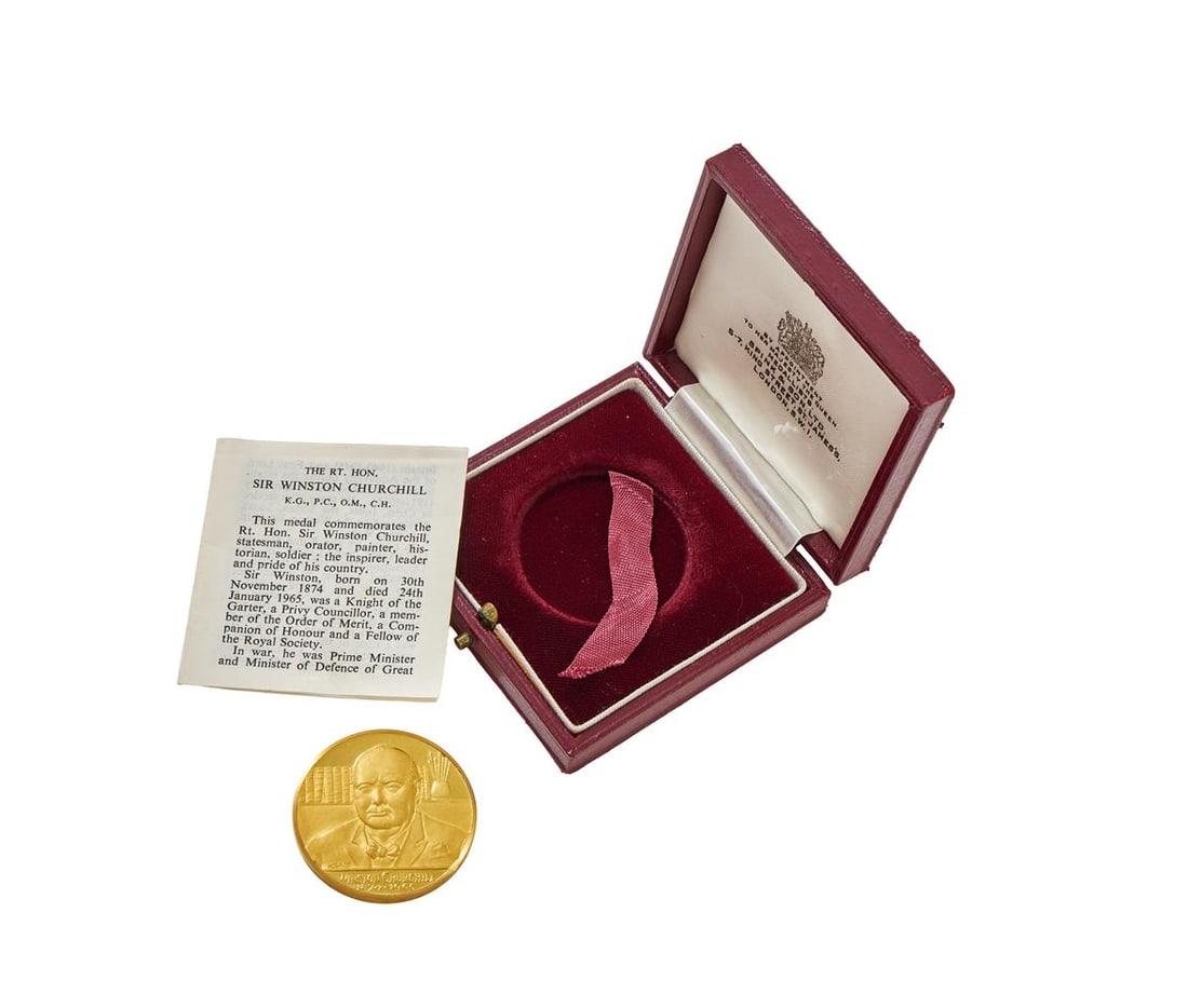 SIR WINSTON CHURCHILL, DEATH 1965, PROOF GOLD MEDAL: SIR WINSTON CHURCHILL DEATH 1965, PROOF GOLD MEDAL BY F KOVACS AFTER LOW FOR SPINK AND SON Bust facing, books and paintbrushes behind, rev. soldier standing on seashore defying the Luftwaffe, VERY