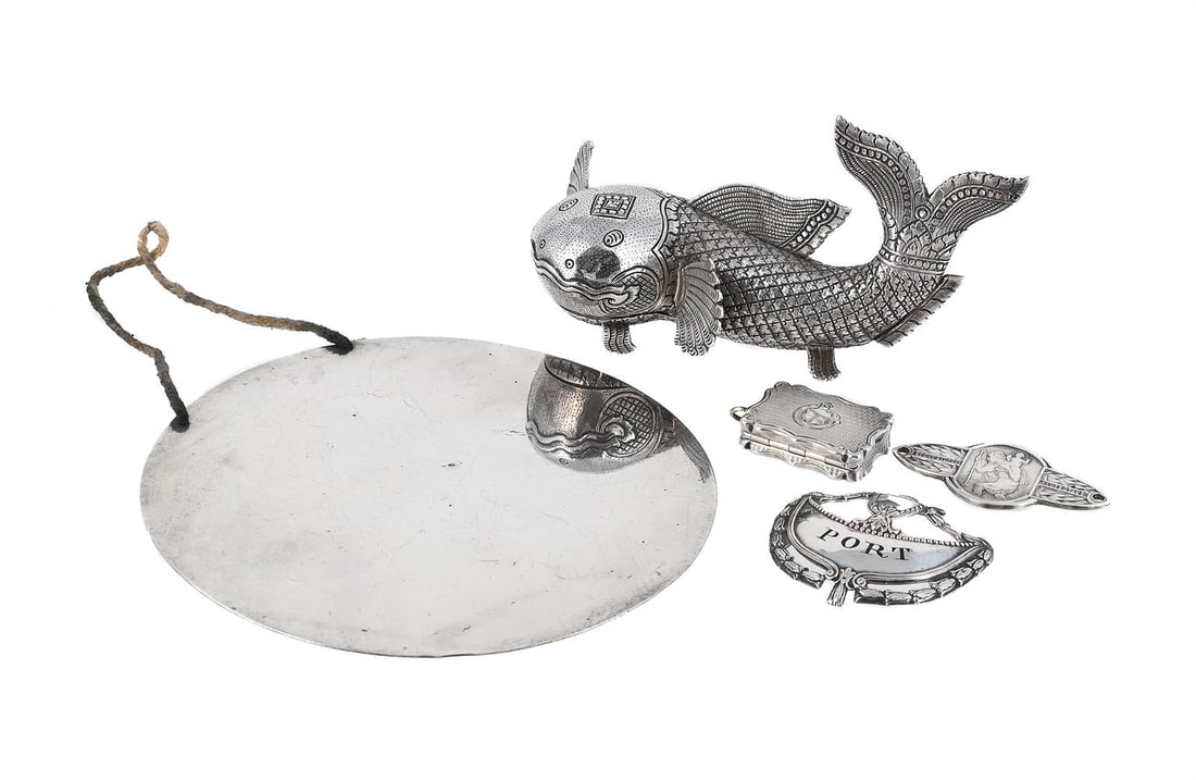FIVE SILVER ITEMS: A VICTORIAN SILVER SHAPED RECTANGULAR VINAIGRETTE JAMES FENTON, BIRMINGHAM 1862 With engine turned decoration and a vacant reserve, opening to a pierced and engraved foliate grill 3.5cm long Together