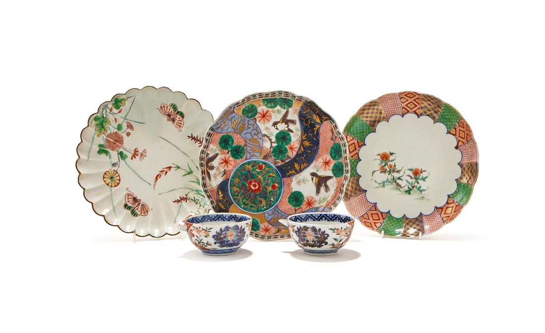 A JAPANESE ARITA LOBED PORCELAIN DISH, LATE 18TH OR EARLY 19TH CENTURY, AND FOUR FURTHER ITEMS (1 of 2)