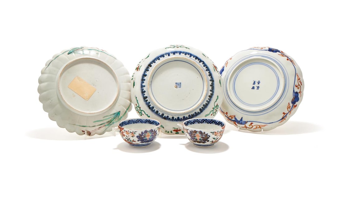 A JAPANESE ARITA LOBED PORCELAIN DISH, LATE 18TH OR EARLY 19TH CENTURY, AND FOUR FURTHER ITEMS - 2