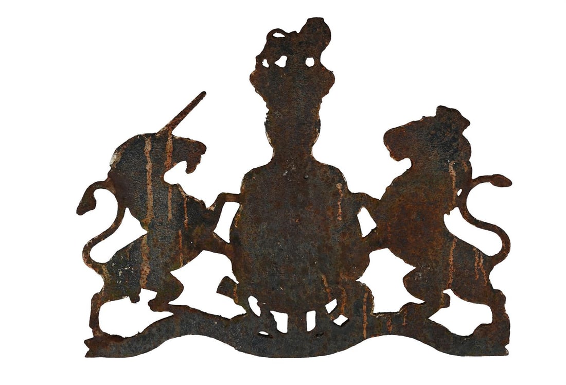 A LARGE CAST IRON AND PAINTED BRITISH ROYAL COAT OF ARMS, PROBABLY LAST QUARTER 19TH CENTURY - 2