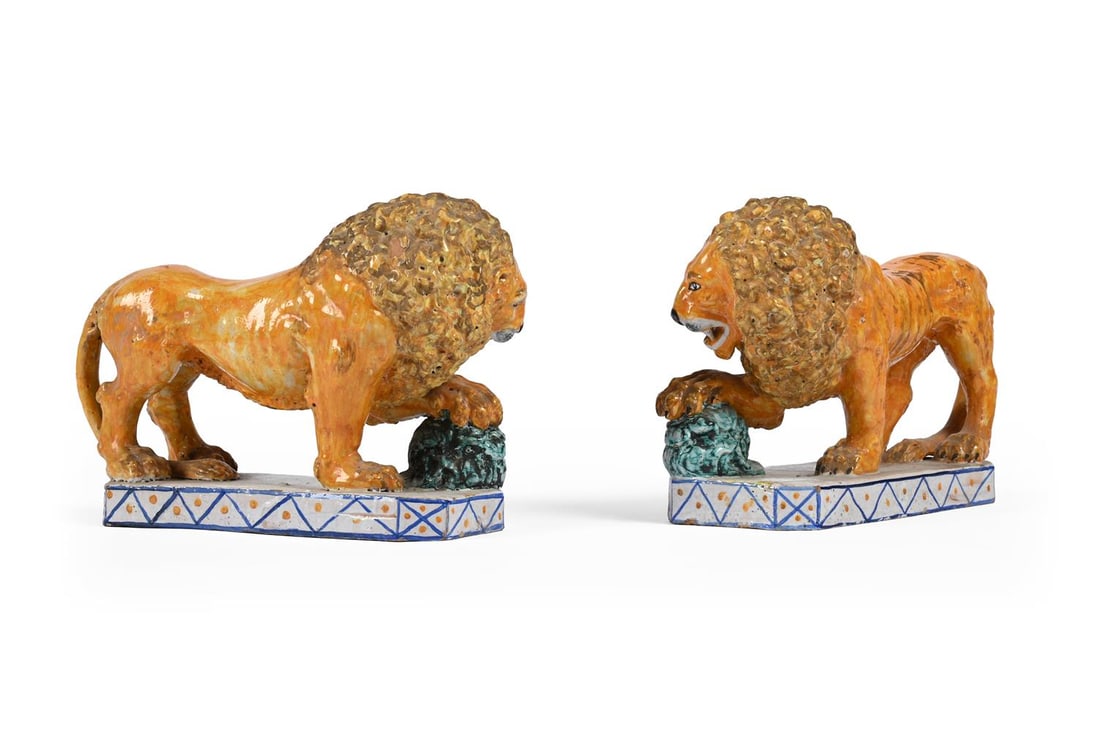 A PAIR OF SICILIAN MAIOLICA POTTERY FIGURES OF MEDICI LIONS, MODERN - 3