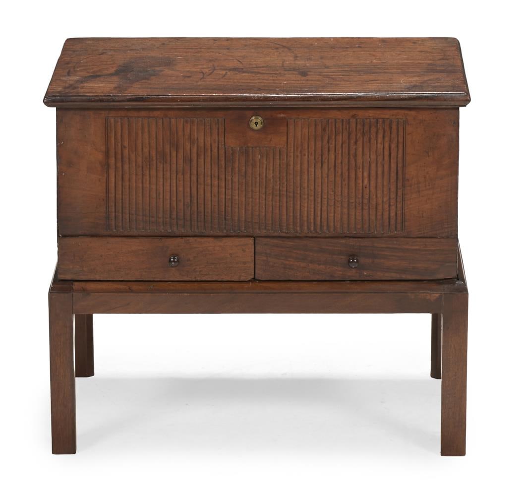 Y A CHINESE EXPORT PADOUK WOOD CHEST ON STAND, FIRST QUARTER 19TH CENTURY - 2