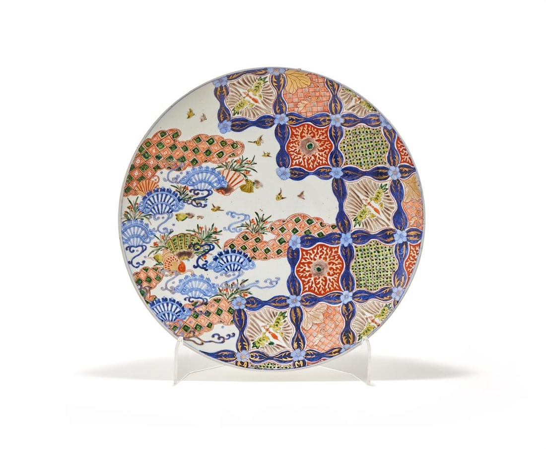 A LARGE JAPANESE IMARI CHARGER, MEIJI PERIOD: A LARGE JAPANESE IMARI CHARGER MEIJI PERIOD 41cm diameter Condition Report: PLEASE NOTE: ALL LOTS ARE LOCATED AT SACKVILLE WEST STORAGE IN ANDOVER (SP10 3SA) AND ARE NOT AVAILABLE TO VIEW With wear,