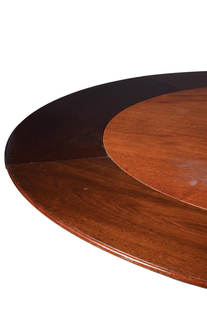 A WILLIAM TILLMAN MAHOGANY CONCENTRIC EXTENDING CIRCULAR TABLE, LAST QUARTER 20TH CENTURY - 3